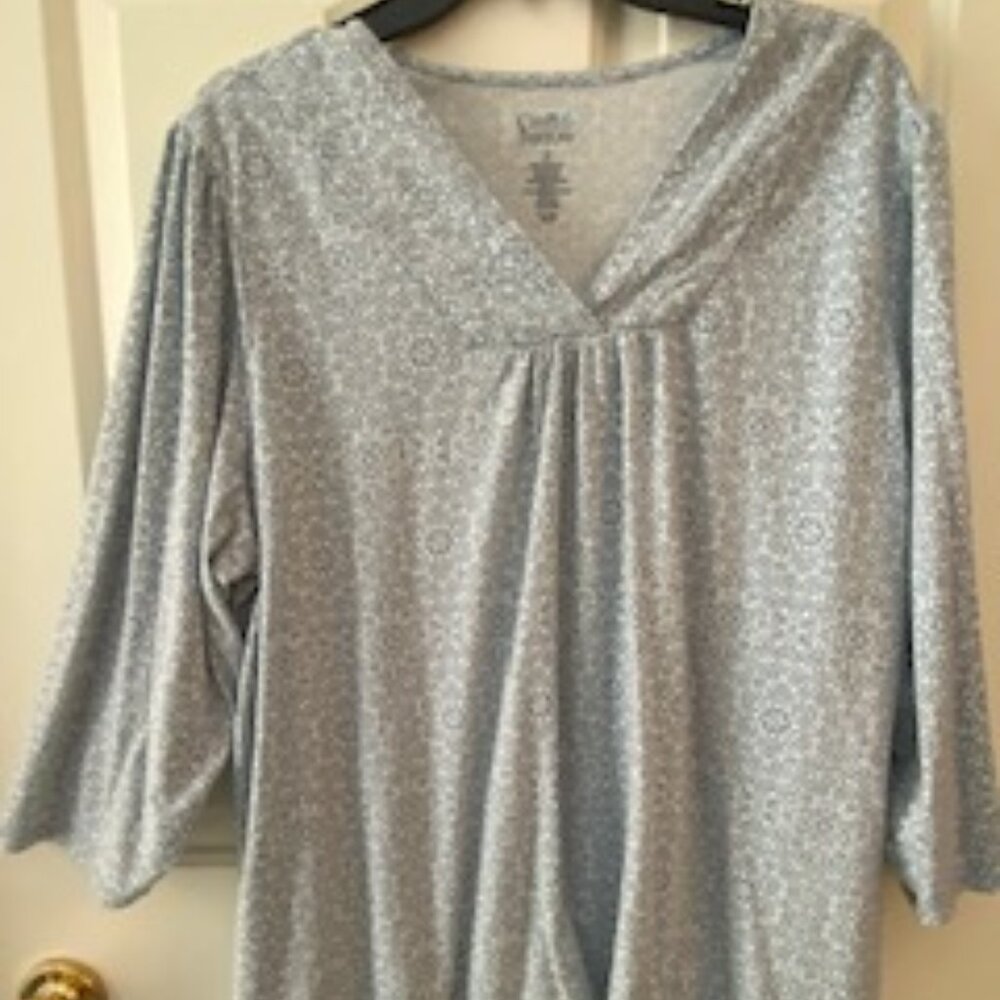 2X plus size womens V-neck 3/4 length sleeve shirt